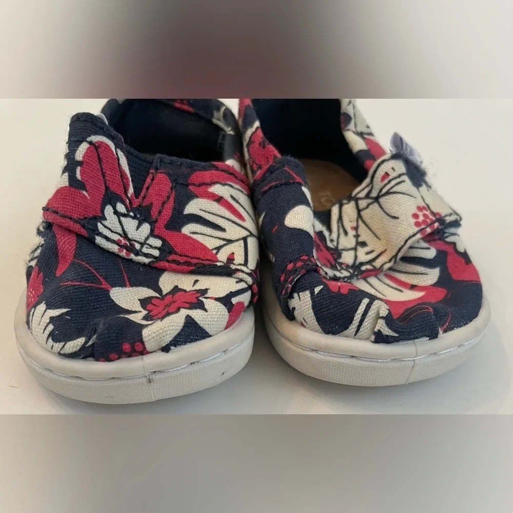 Toms baby girl floral slip on shoe Sz 3
